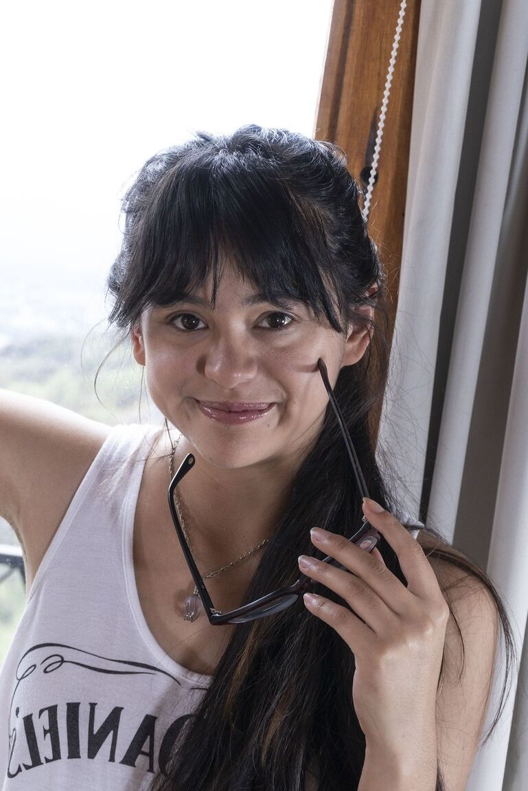 16P La amateur Joaquina muestra su coño natural con las gafas puestas