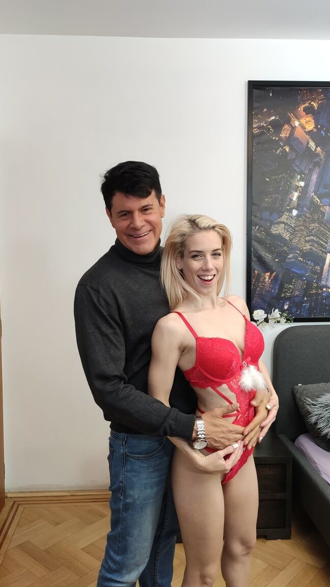20P La star du porno avec un joli corps Nesty se déshabille, se masturbe et gicle partout sur le lit