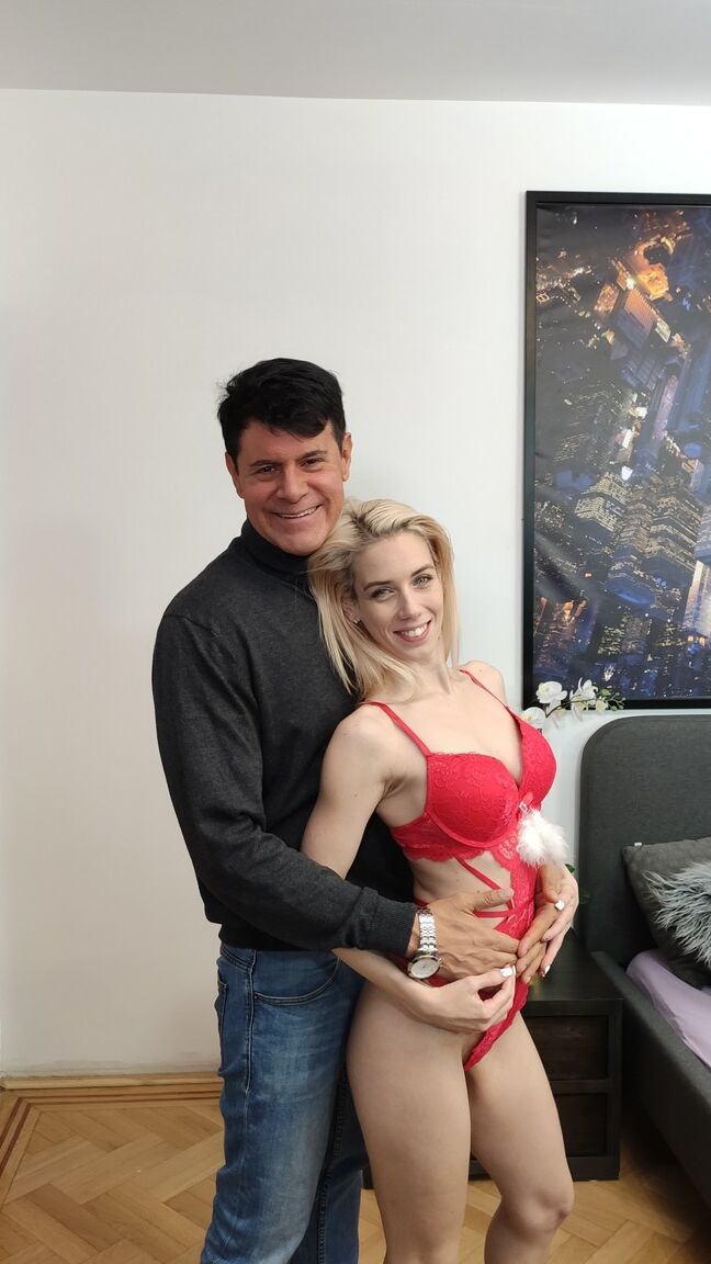 20P La star du porno avec un joli corps Nesty se déshabille, se masturbe et gicle partout sur le lit