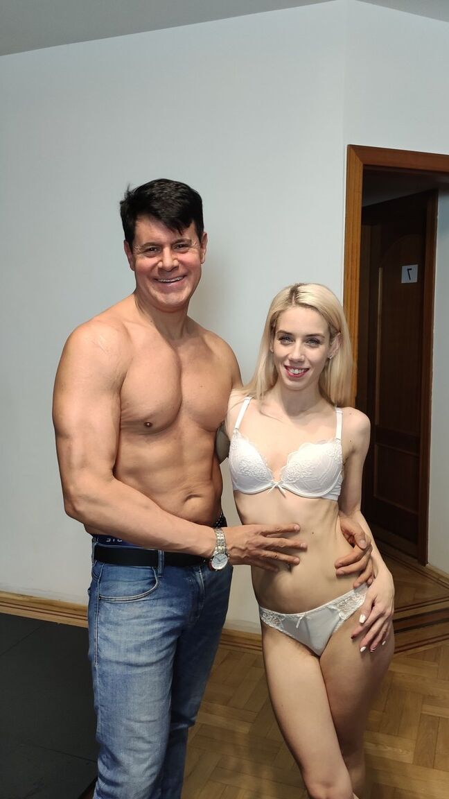 20P La star du porno avec un joli corps Nesty se déshabille, se masturbe et gicle partout sur le lit
