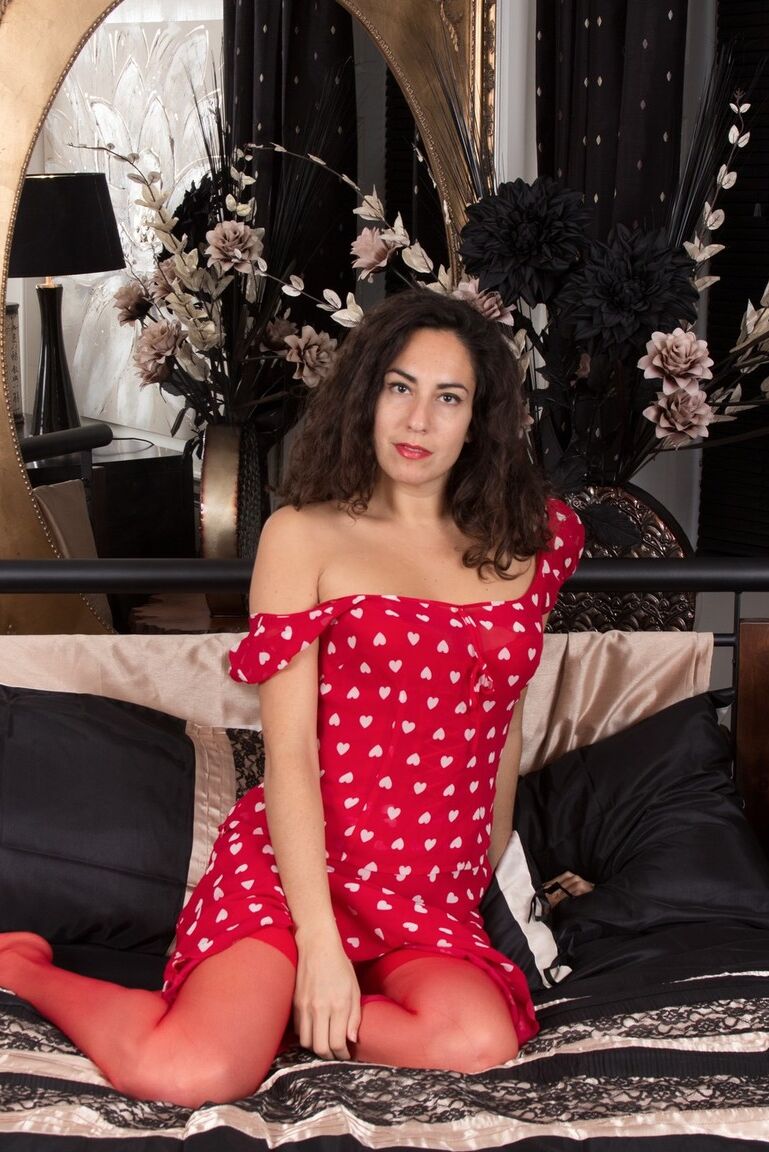 Das 16P-haarige Model Liz zeigt das Rosa ihres Bibers in roten Strümpfen