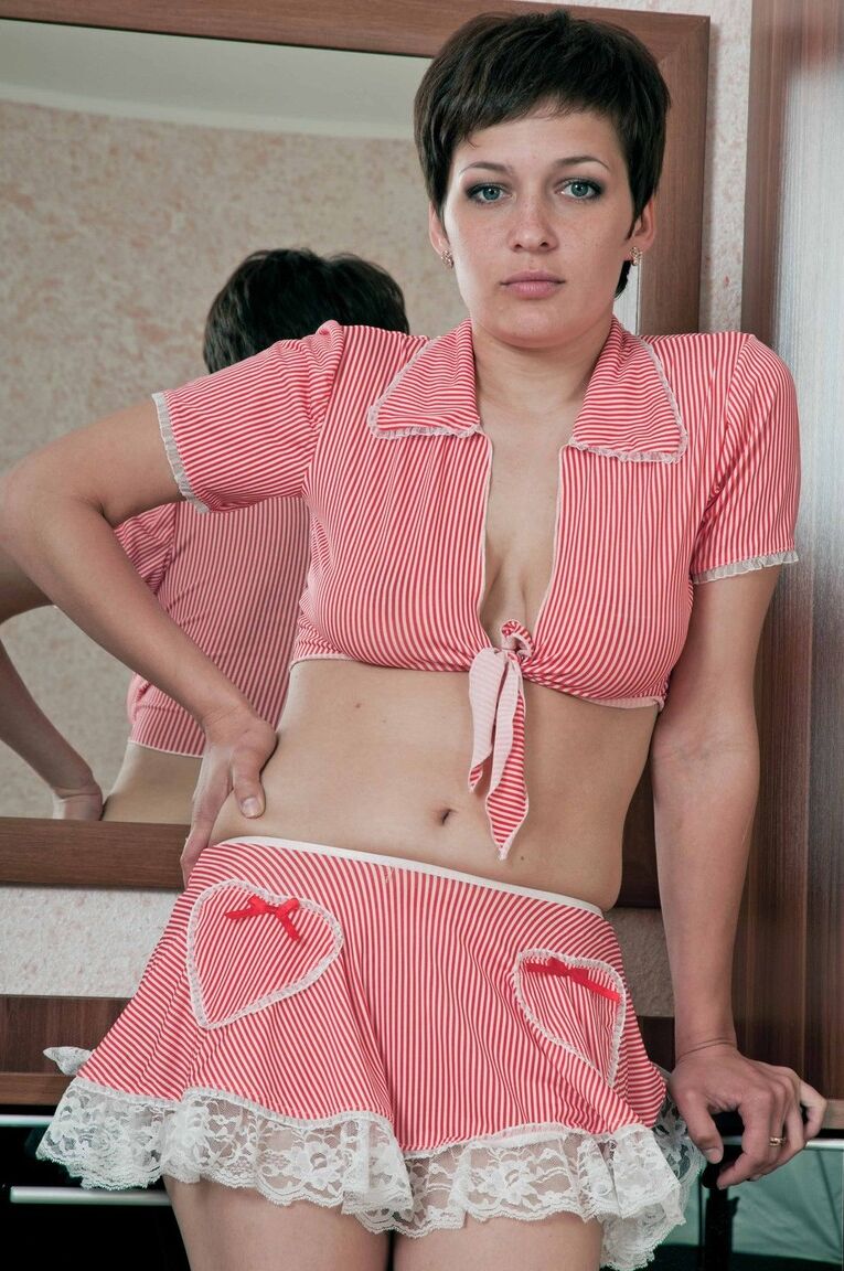11P Chica de pelo corto y tetas naturales libera su felpudo recortado de la ropa interior de encaje
