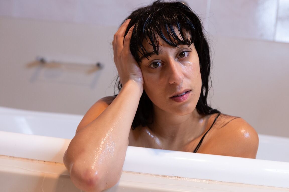 21P Amadora com boceta peluda Violet Russo se masturba com água no chuveiro
