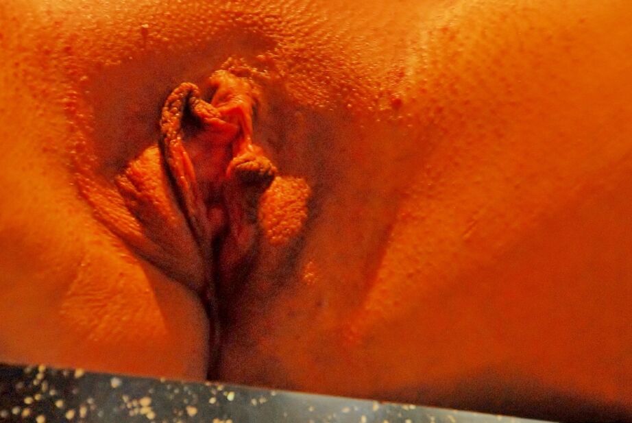 20P Le modèle amateur Raunchy Raven joue avec ses cheveux alors qu'elle est nue en bas blancs