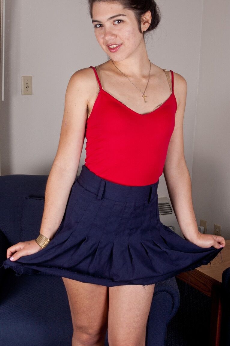 17P La adolescente morena Felix se levanta la falda y revela su castor peludo en el sofá
