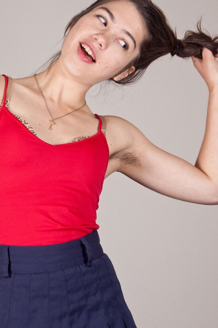 17P La adolescente morena Felix se levanta la falda y revela su castor peludo en el sofá