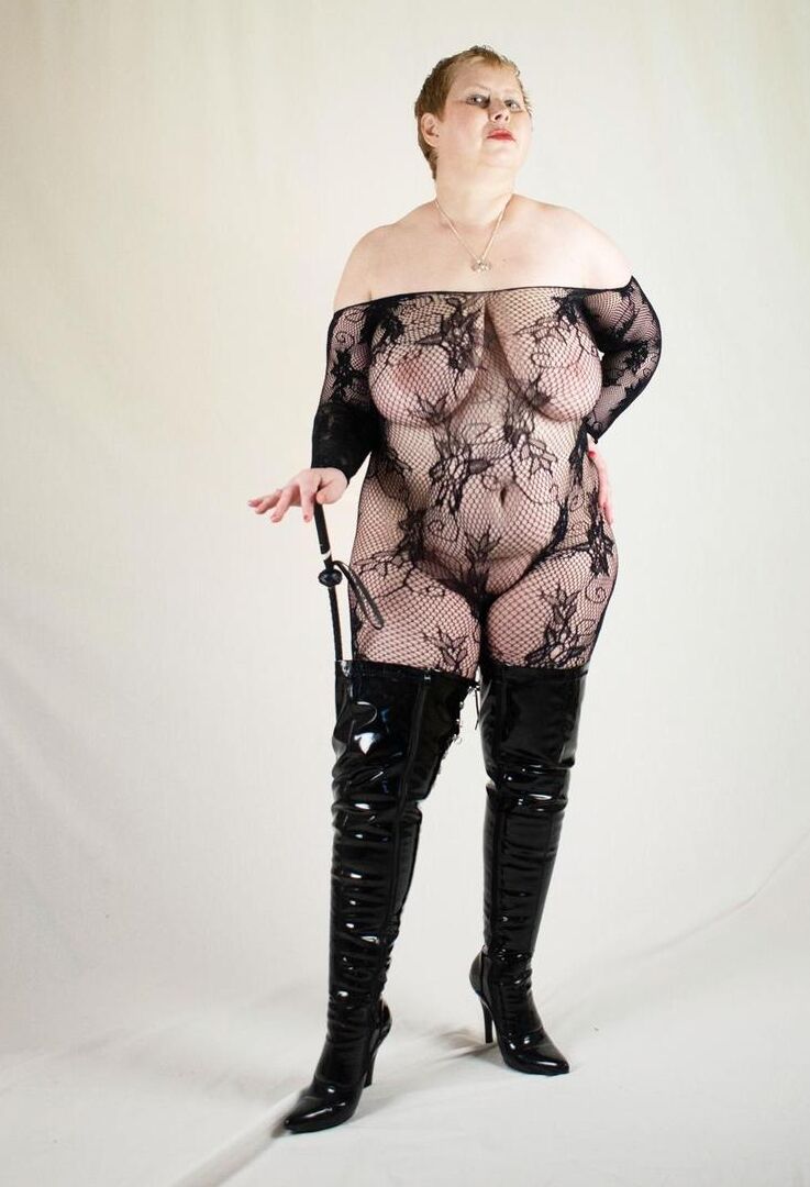 16P 年上の太った上品なソフィアがソロアクション中に巨乳と乳首で遊ぶ