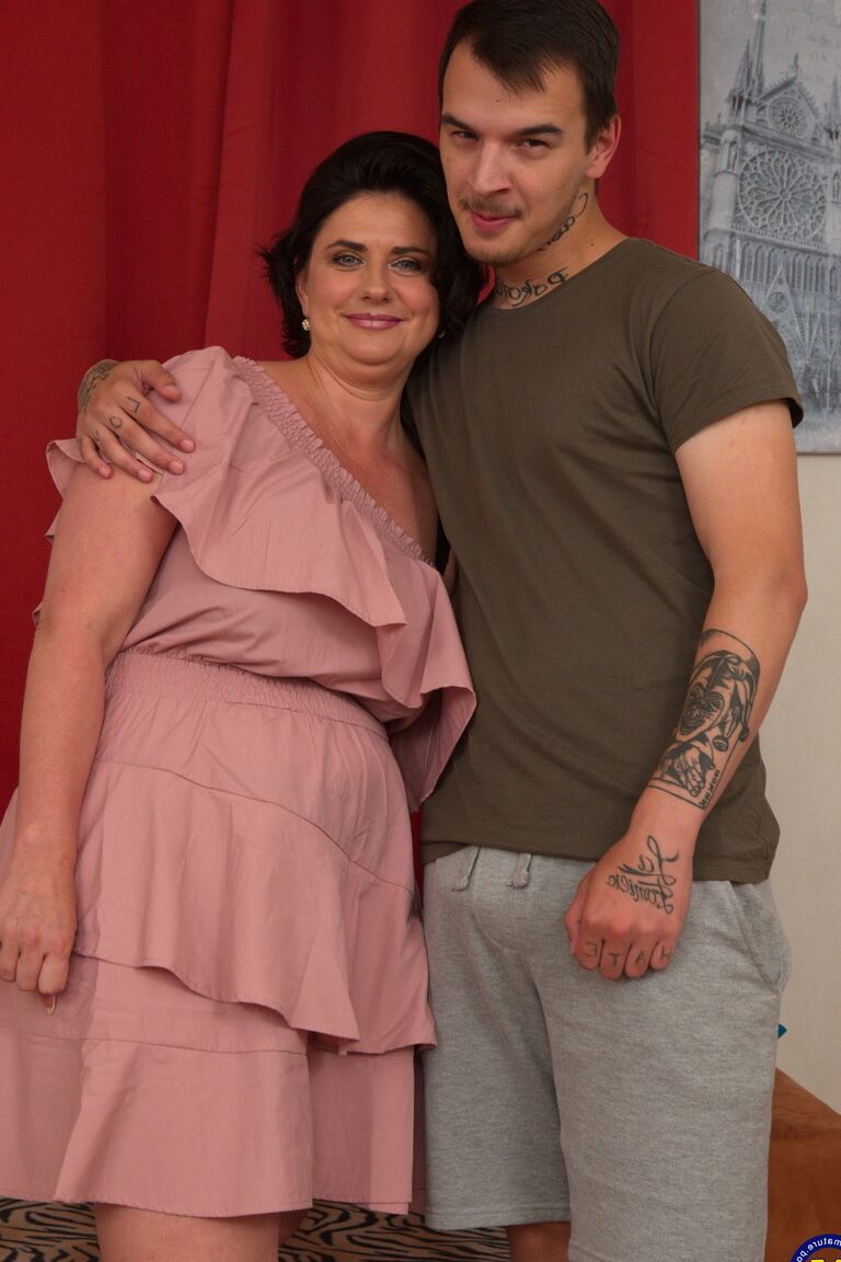16P Une femme mature aux gros seins trompe son mari avec un homme beaucoup plus jeune