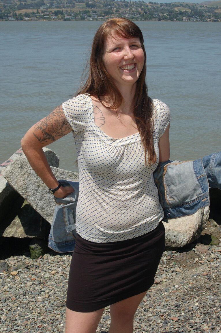 21P Smiley fofa Natalie tira a roupa na praia e toma sol no corpo