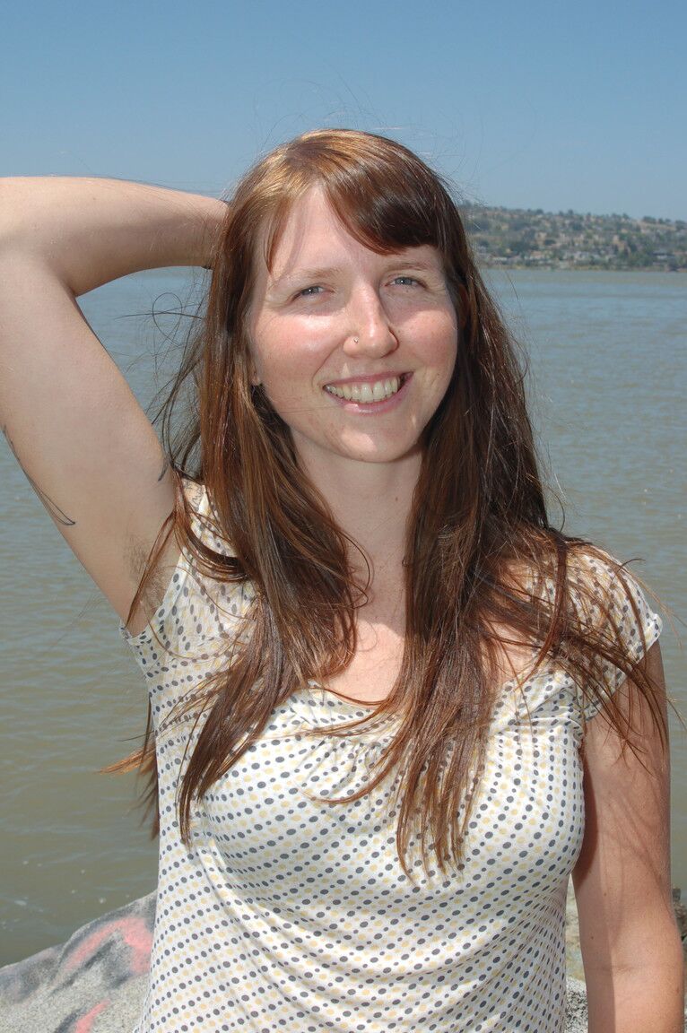 21P Smiley fofa Natalie tira a roupa na praia e toma sol no corpo