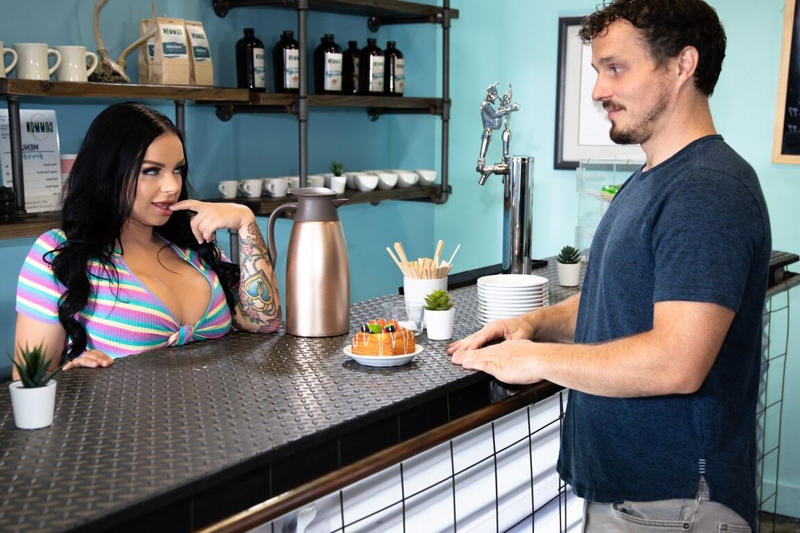 15P La morena con curvas Payton Preslee tiene sexo con su amigo después del desayuno