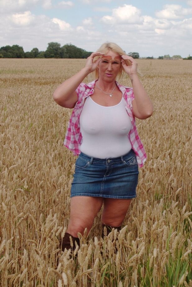 20P Chubby madura MILF Melody revela grandes mamas