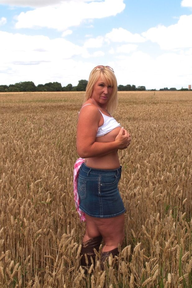 20P Chubby madura MILF Melody revela grandes mamas
