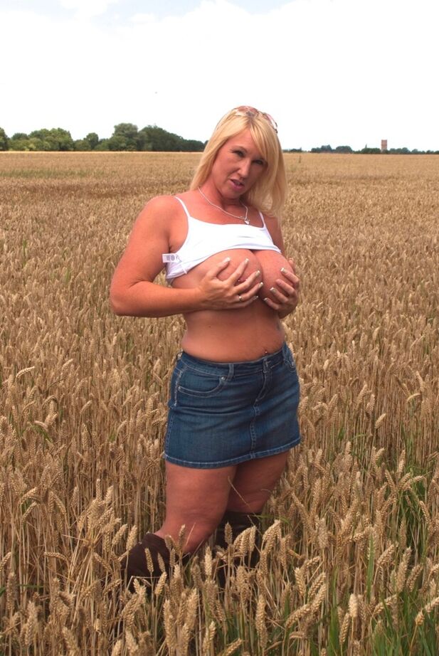 20P Chubby madura MILF Melody revela grandes mamas