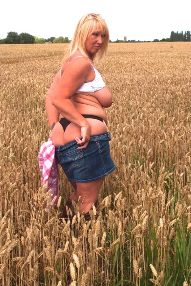 20P Chubby madura MILF Melody revela grandes mamas