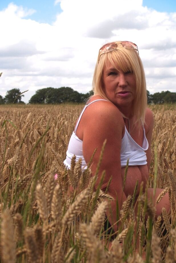 20P Chubby madura MILF Melody revela grandes mamas
