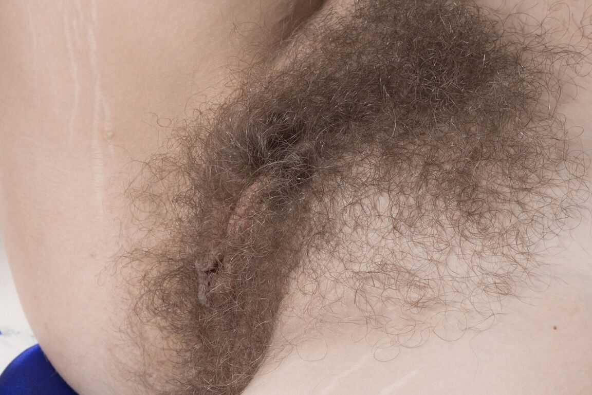 16P A modelo amadora Pixxy abre as pernas no banheiro para exibir sua vagina peluda