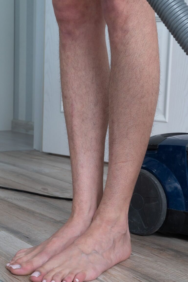 16P Nimfa Mannay, amateur hirsute, étend sa chatte naturelle avant de passer l'aspirateur