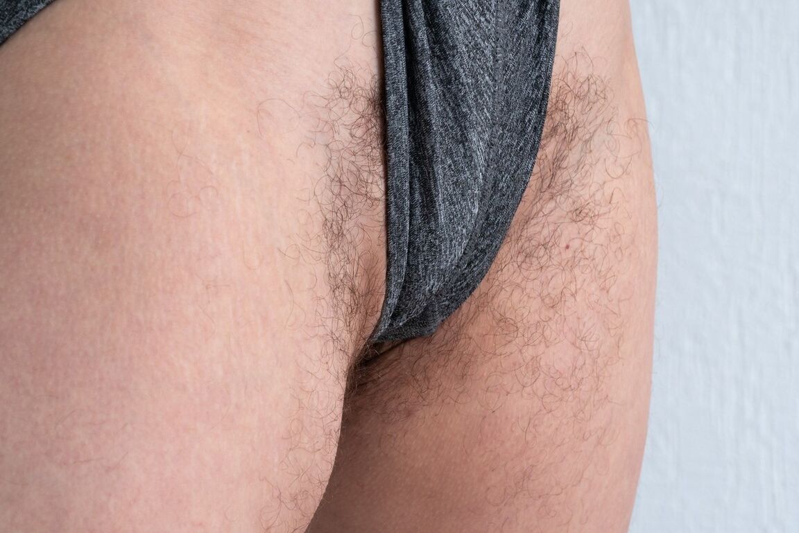 16P Nimfa Mannay, amateur hirsute, étend sa chatte naturelle avant de passer l'aspirateur