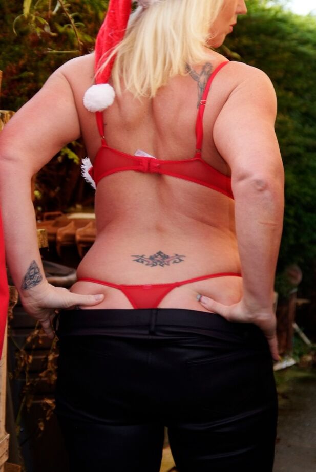 20P Die vollbusige blonde Amateurin Melody entblößt über die Weihnachtsfeiertage ihre gepiercten Brustwarzen