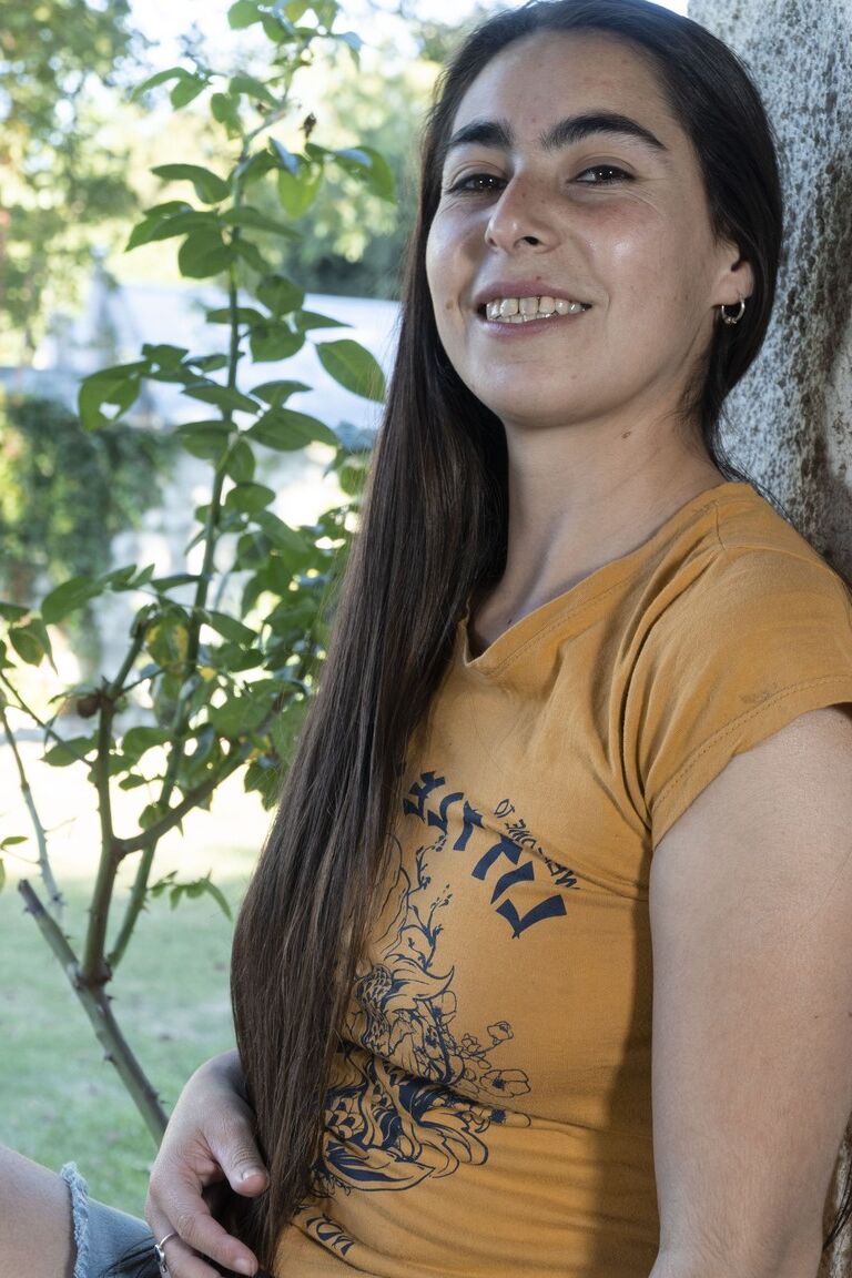 21P A linda morena Paris fica nua para mostrar sua buceta muito peluda ao ar livre