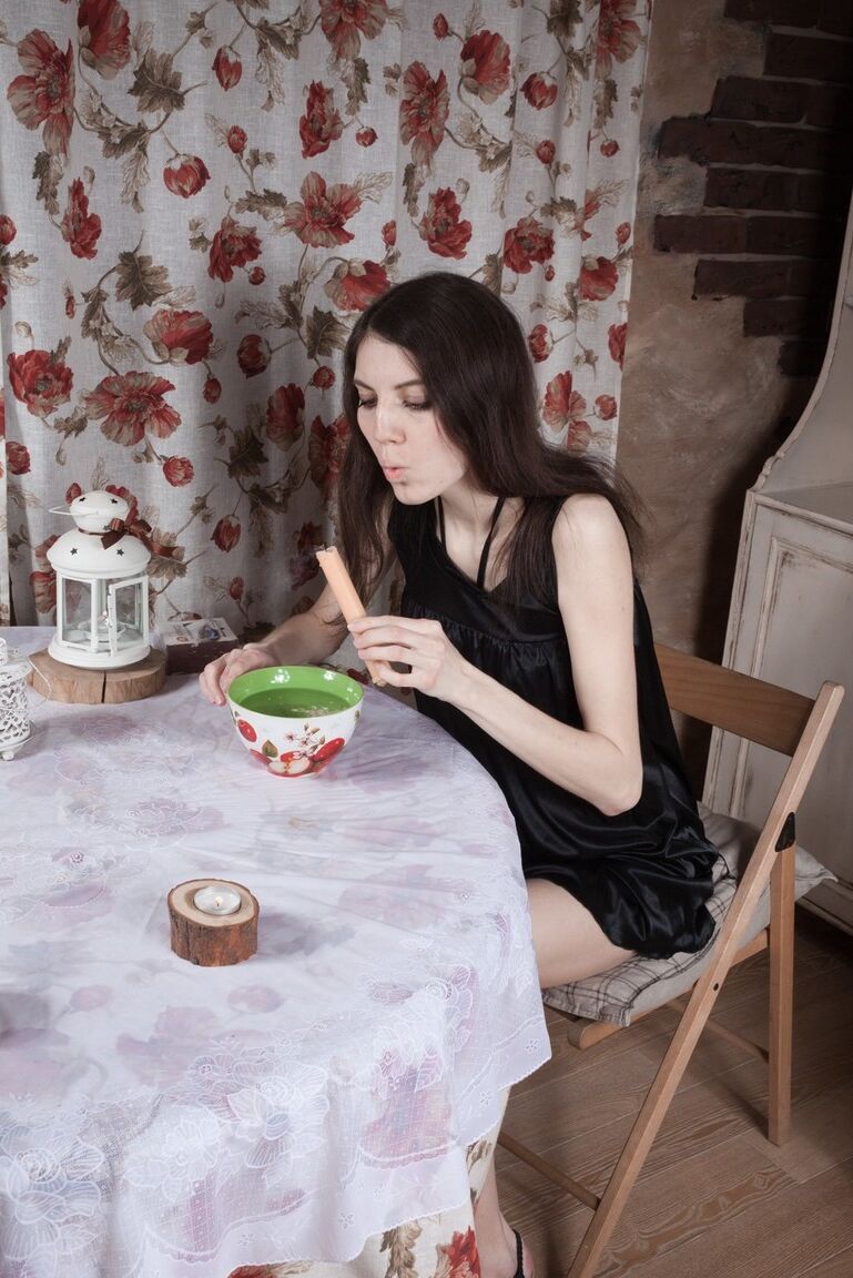 16P Maia, une fille maigre, renonce au petit-déjeuner pour afficher son buisson poilu sur la table.