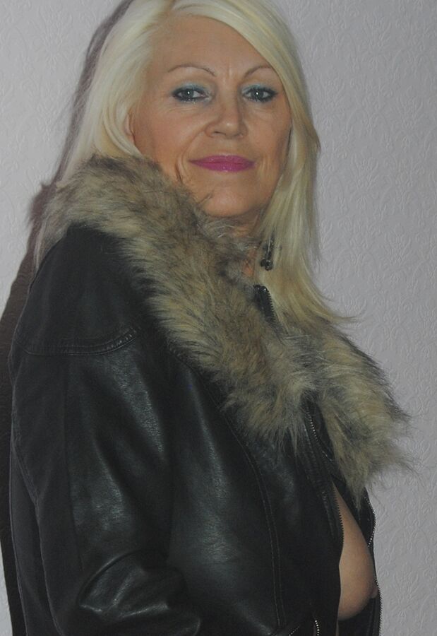 19P Puta mayor rubia platino se quita la chaqueta de cuero para revelar sus enormes tetas caídas