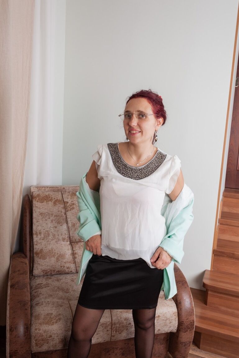 16P Nerdy woman Kittyfall takes off her glasses while showing her bush in the nude