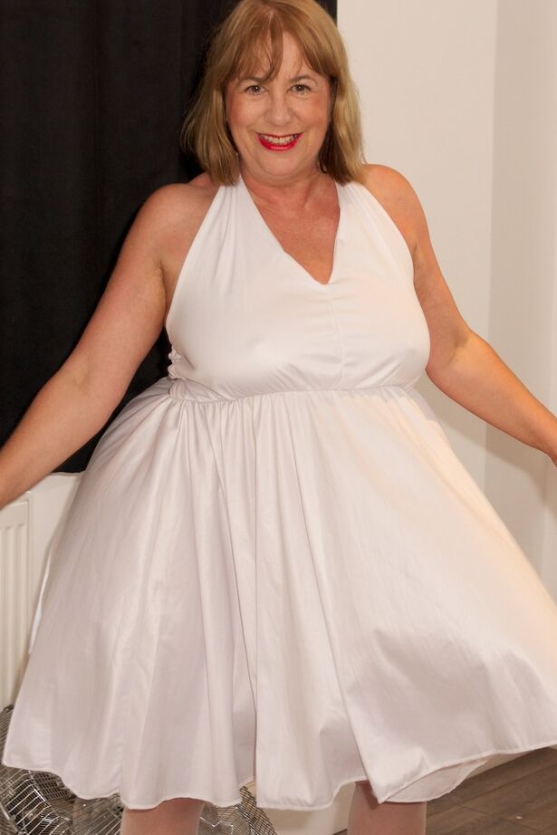 20P La amateur británica Speedy Bee se quita un bonito vestido para mostrar sus tetas y su coño