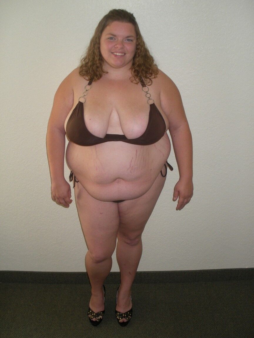 15P Mulher obesa Hunny Bunz deixa seus seios moles livres do biquíni após o banho