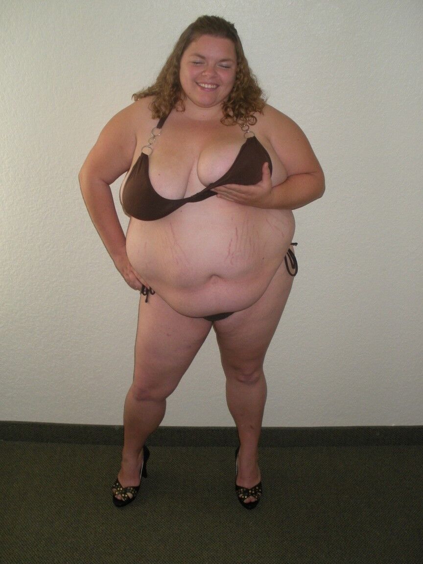 15P Mulher obesa Hunny Bunz deixa seus seios moles livres do biquíni após o banho