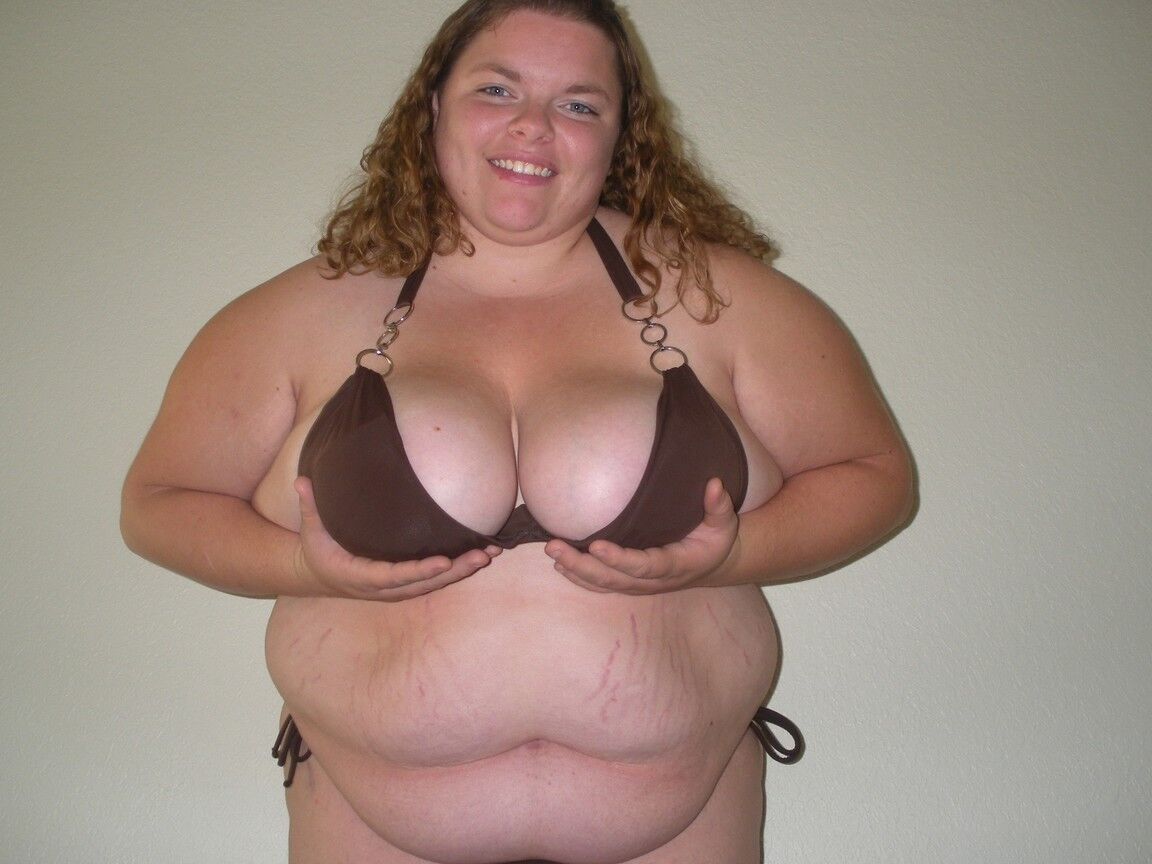15P Mulher obesa Hunny Bunz deixa seus seios moles livres do biquíni após o banho