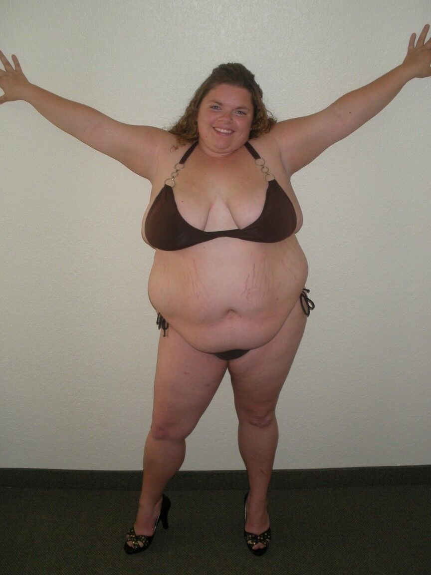 15P Mulher obesa Hunny Bunz deixa seus seios moles livres do biquíni após o banho