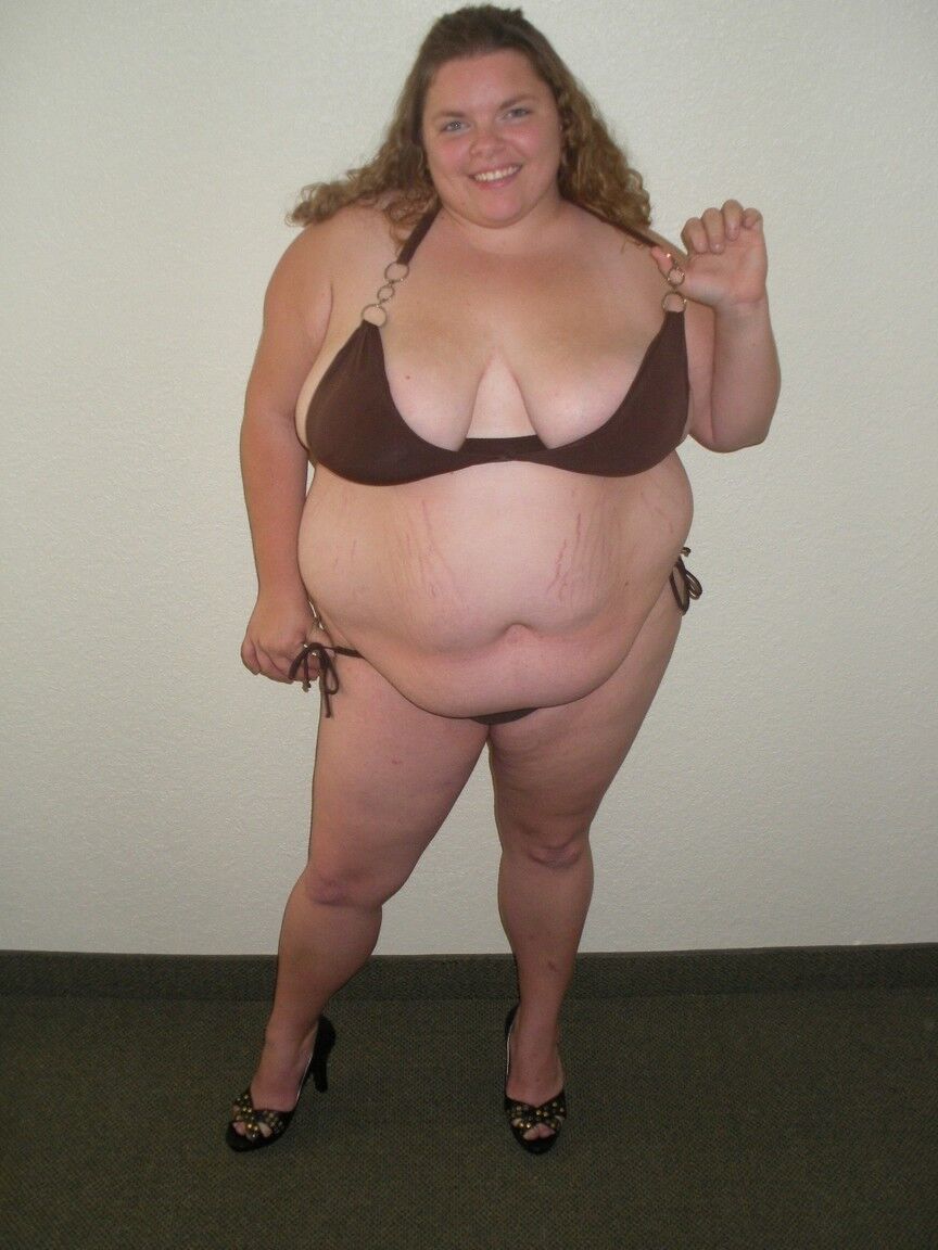 15P Mulher obesa Hunny Bunz deixa seus seios moles livres do biquíni após o banho