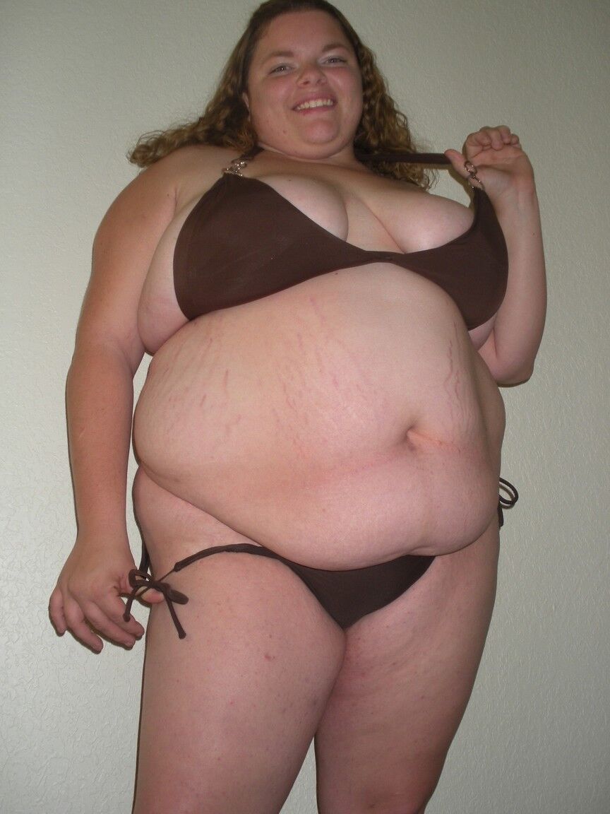 15P Mulher obesa Hunny Bunz deixa seus seios moles livres do biquíni após o banho