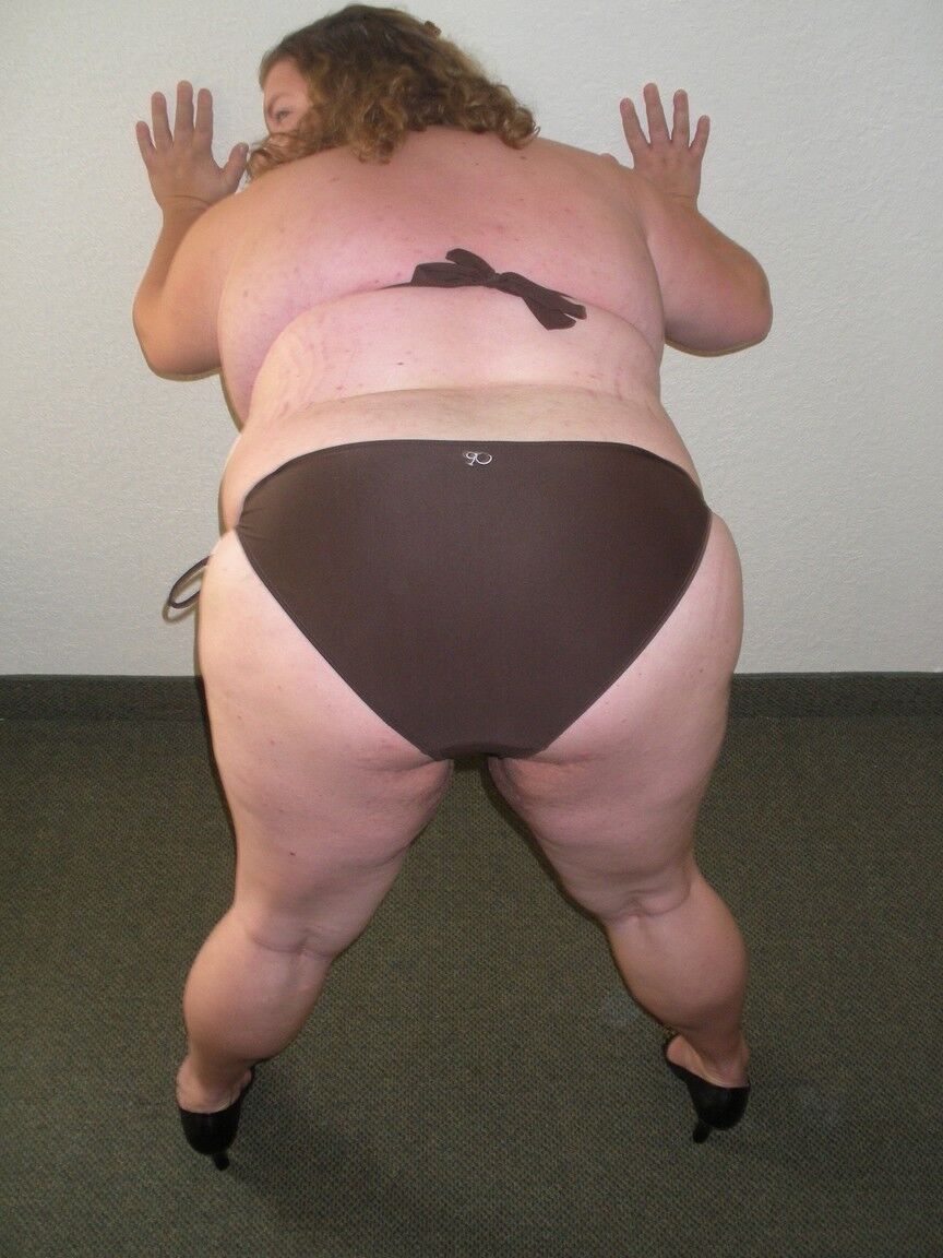 15P Mulher obesa Hunny Bunz deixa seus seios moles livres do biquíni após o banho