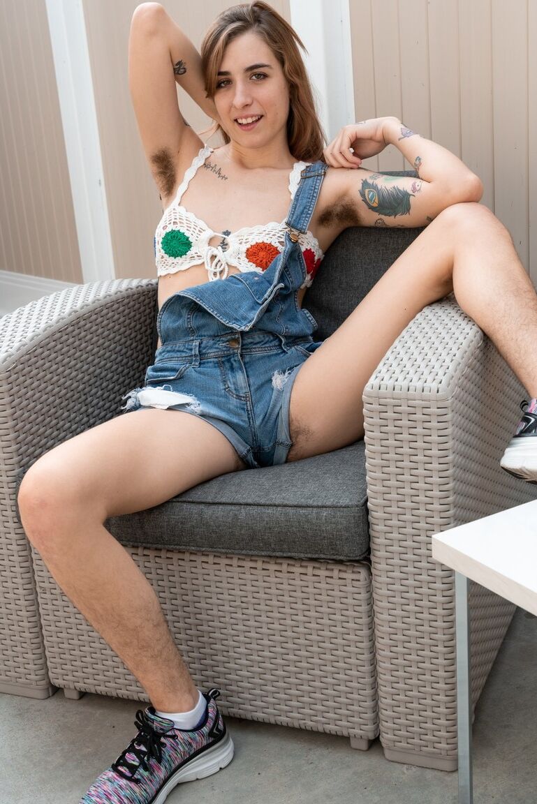 21P La joven rusa Pearl Sage muestra su cuerpo tatuado