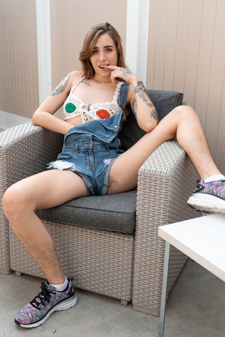 21P La joven rusa Pearl Sage muestra su cuerpo tatuado