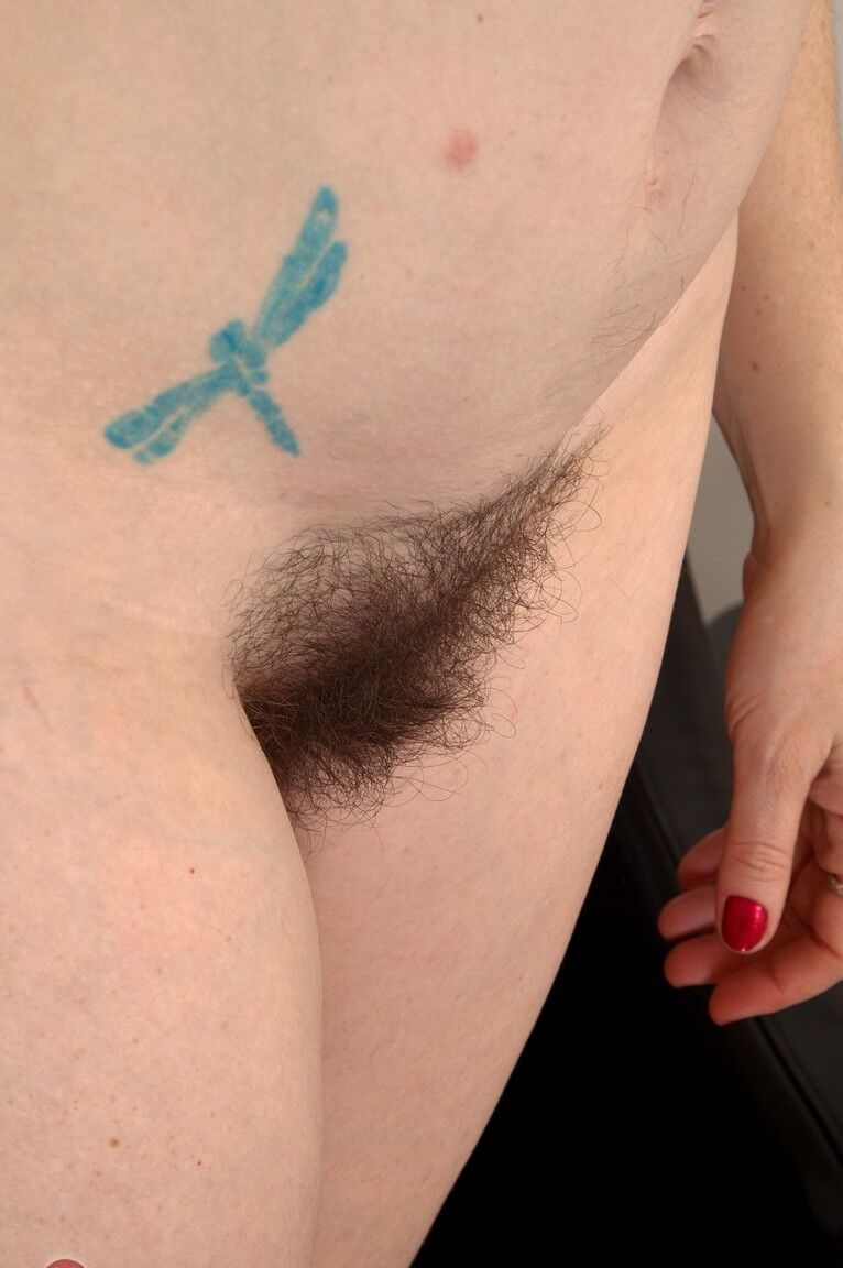 21P Sadie Lune, mature et coquine, écarte les jambes pour montrer son savoureux vagin poilu