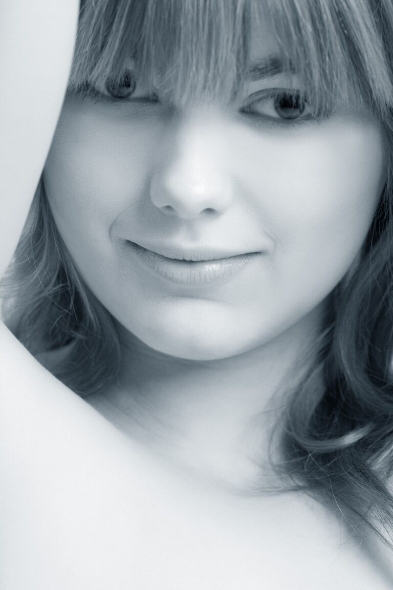 21P A gata absolutamente linda Amy A exibe sua saborosa buceta peluda em um solo