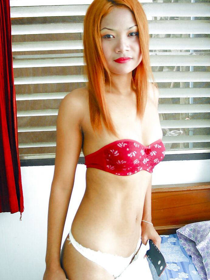 16P Rothaariges asiatisches Luder mit sexy Arsch, der seinen fickbaren Körper entblößt