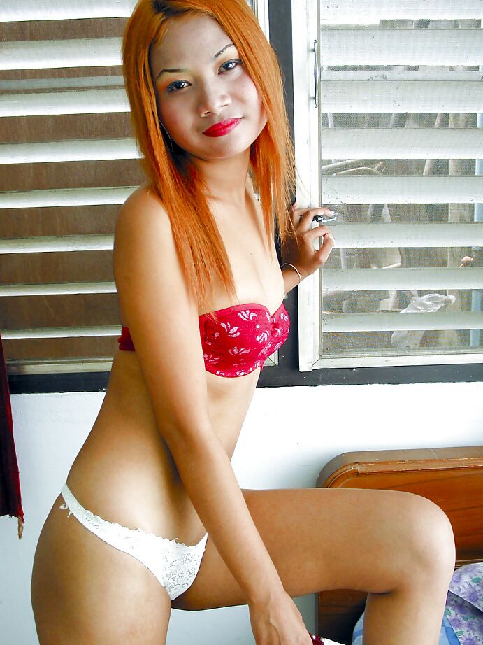 16P Rothaariges asiatisches Luder mit sexy Arsch, der seinen fickbaren Körper entblößt