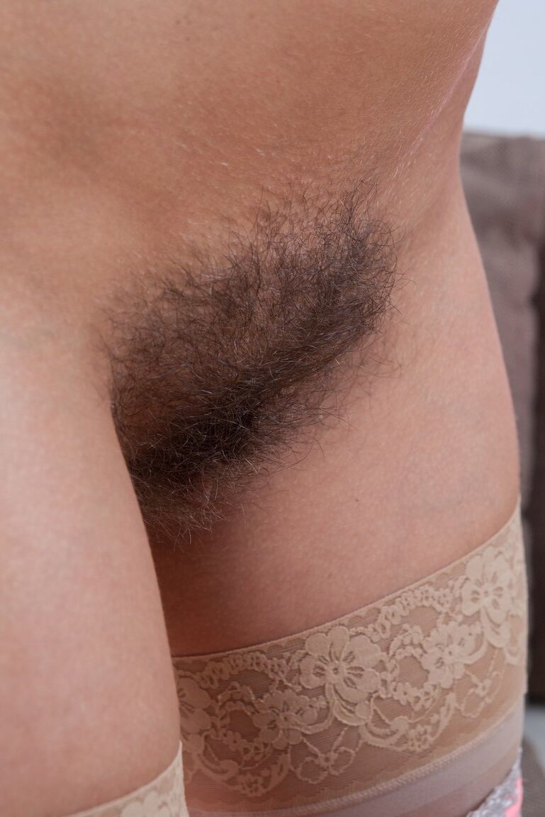 16P Savannah Secret, une brune solo, joue avec ses lèvres charnues
