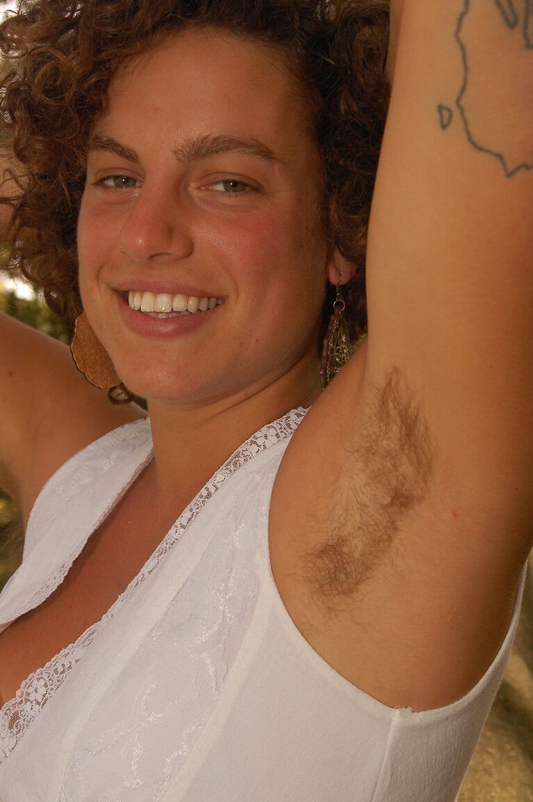 21P Sage amateur aux cheveux bouclés exhibant ses aisselles poilues