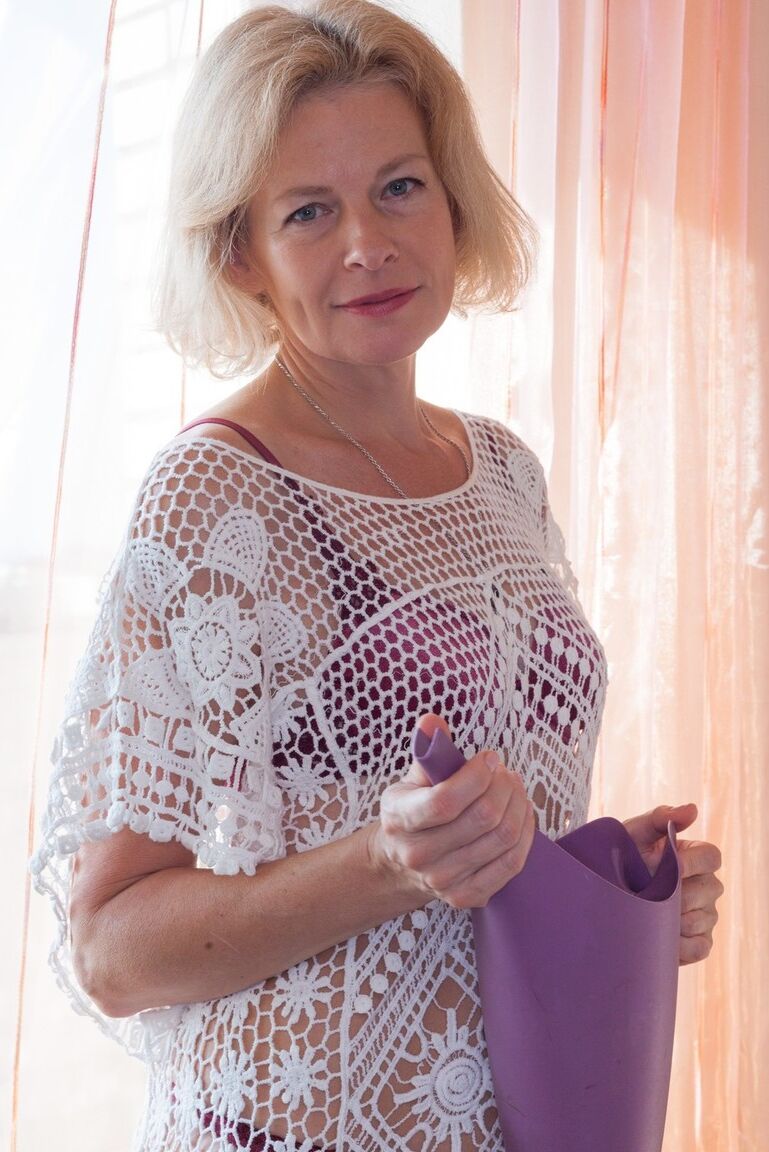 16P A senhora madura Diana Douglas separa seu arbusto peludo em sua estreia como modelo nua