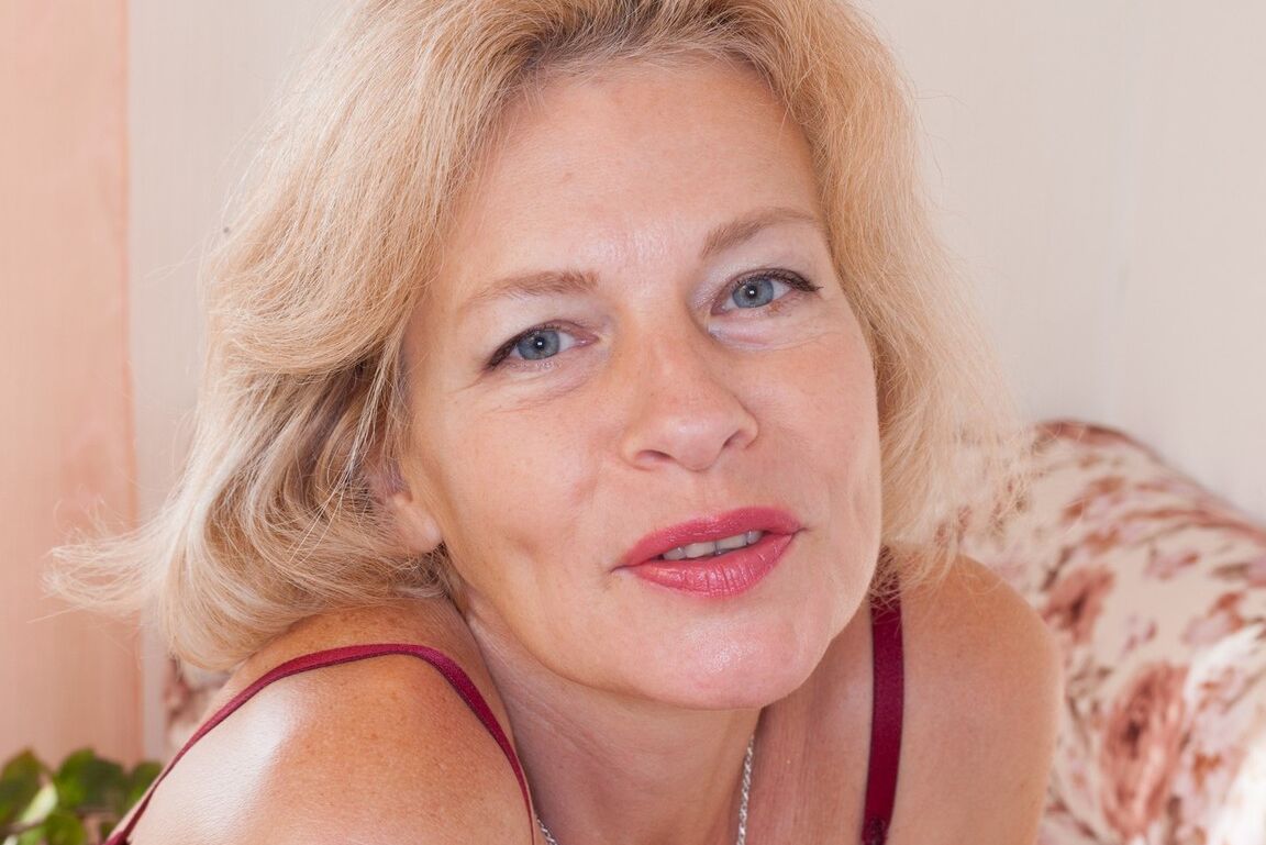 16P A senhora madura Diana Douglas separa seu arbusto peludo em sua estreia como modelo nua