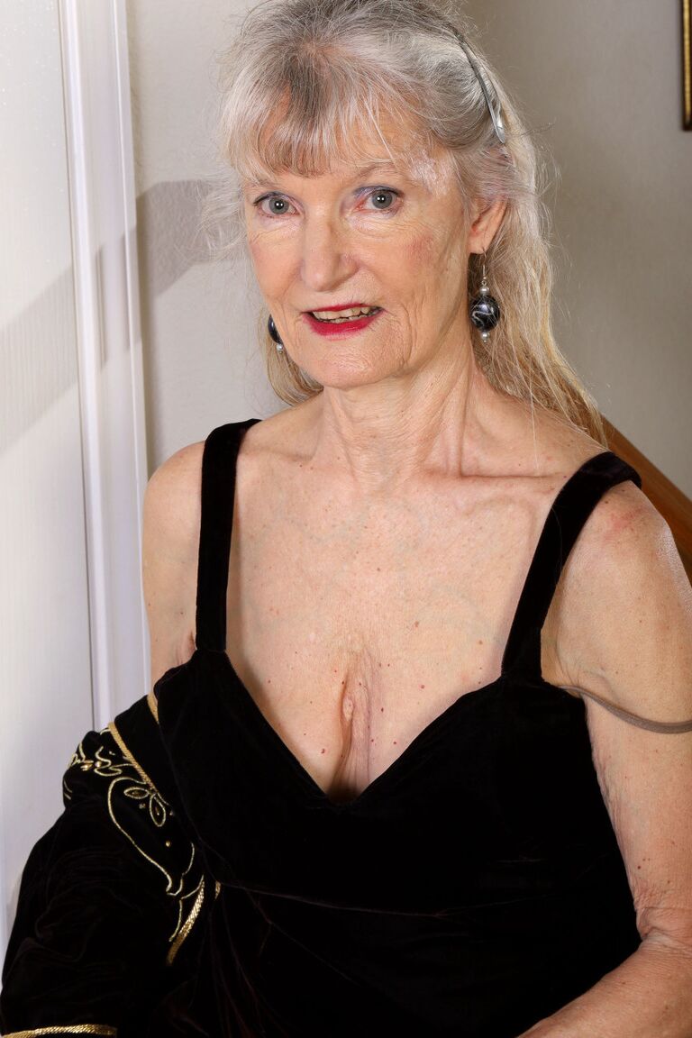 16P La anciana Linda Jones saluda con la mano tras debutar como modelo desnuda