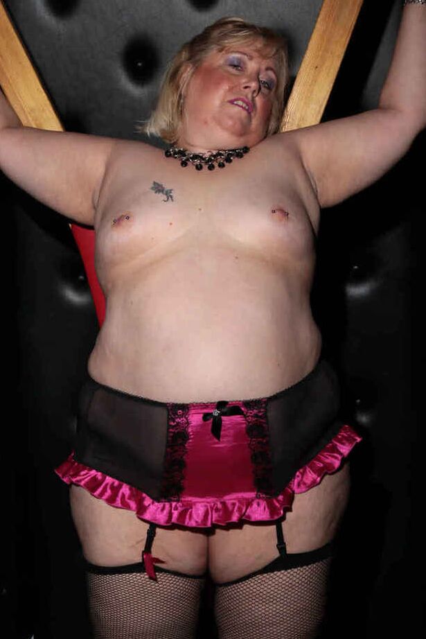 20P A gorda britânica Lexie Cummings abre o dedo da vagina com piercing