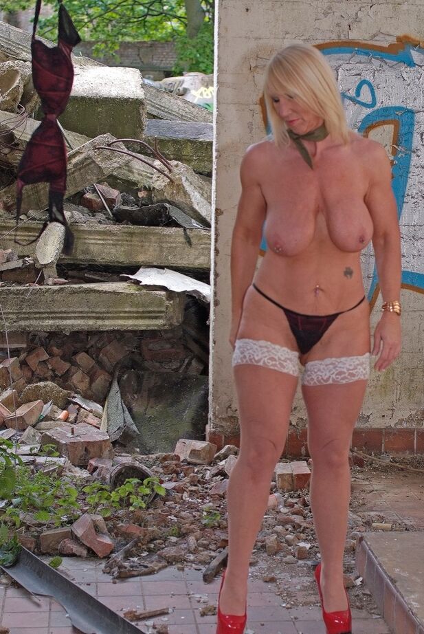 20P La MILF madura Melody hace alarde de sus tetas caídas en medias y tanga ante los escombros