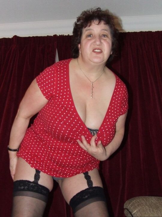 20P La madura amateur Kinky Carol libera sus enormes tetas antes de exponer su coño